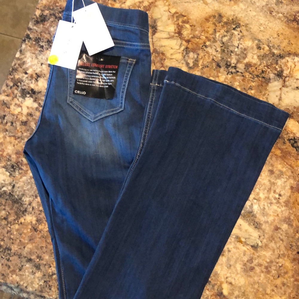 Cello mid-rise deluxe comfort stretch flares. Size small